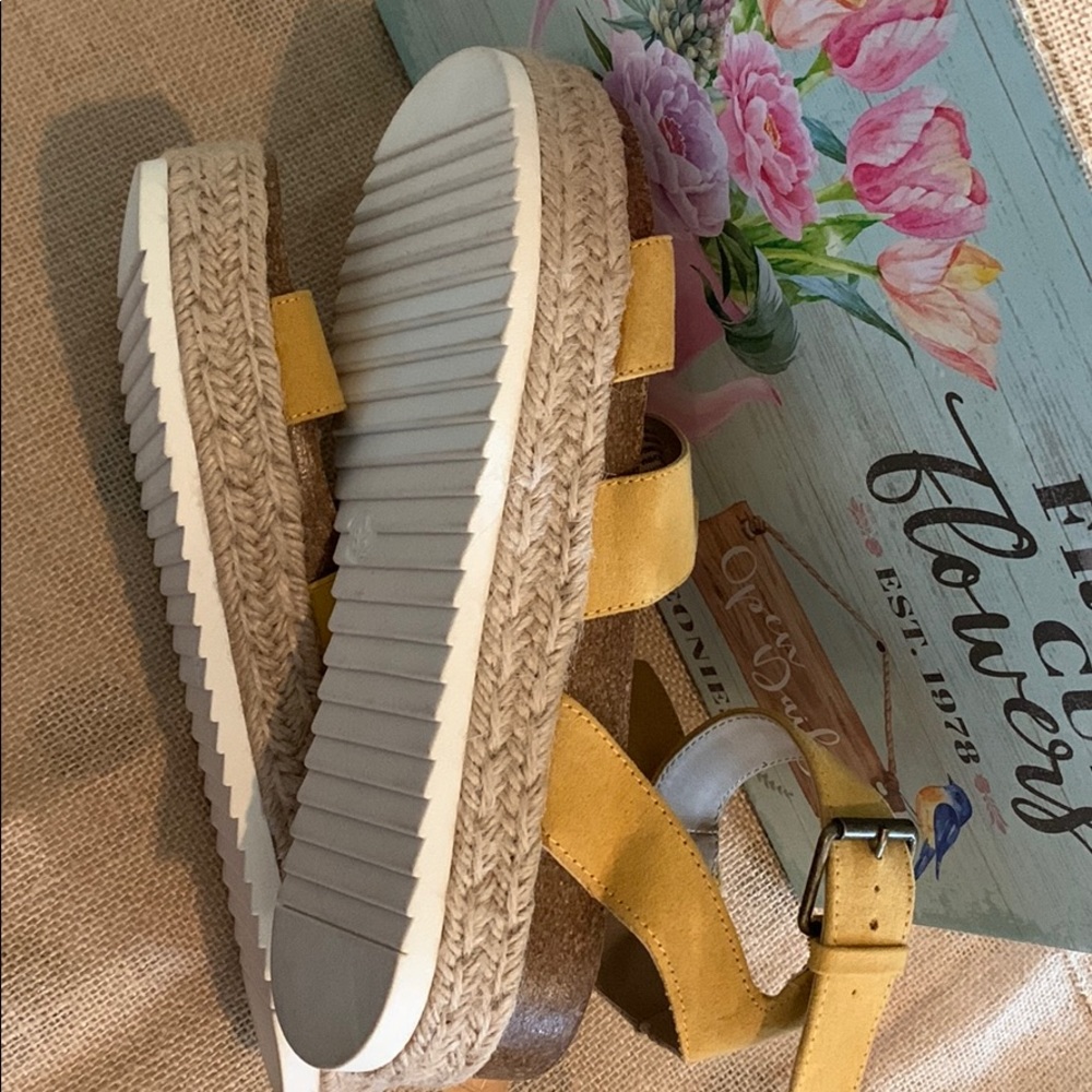 Universal Thread Wedge Sandals size 8-1/2 - Picture 6 of 6